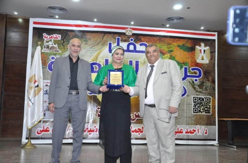 جريدة القاهرية تكرم الاعلامية نيفين العوضى مدير مهرجان الموضة للاطفال العرب لتبنيها مواهب الاطفال
