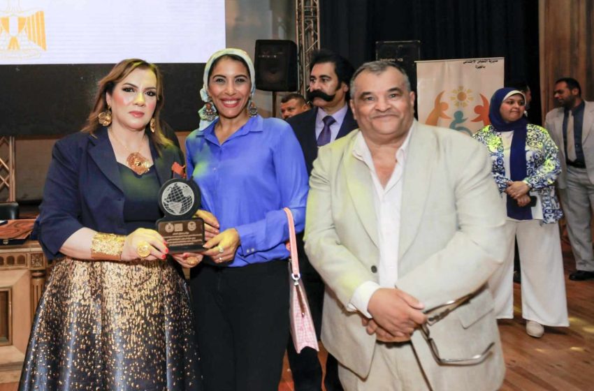 تكريم ” رانيا العوضي ” امين صندوق جمعية نور الأمل من ” مؤتمر سفراء العالم”