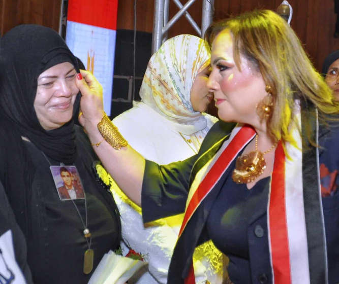 الإنسانية ليس لها وطن أو عنوان : سيدة الإعمال الأردنية الدكتورة رانيا ياسر تمسح دموع أم شهيد وتحتضنها