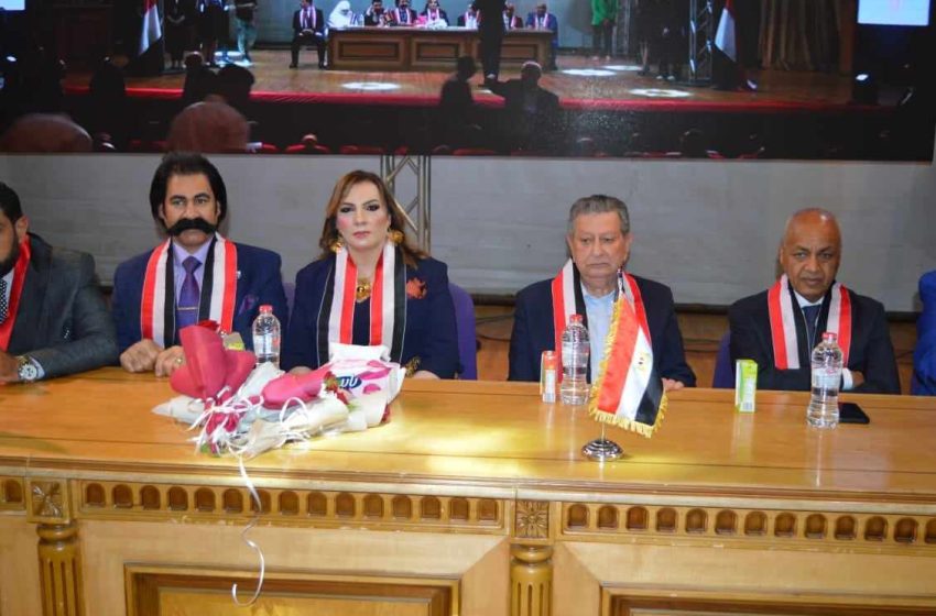 الربان “عمر صميدة” رئيس حزب المؤتمر والدكتور “احمد منصور” نائب الرئيس وتبادل الآراء خلال “مؤتمر سفراء العالم “