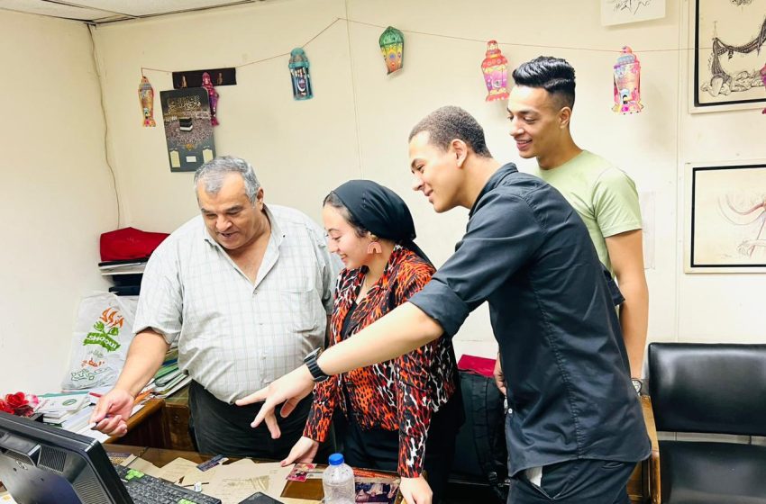 الكاتب على الجمال وطلاب إعلام الشروق .. فى ورشة عمل فنون الكتابة الصحفية