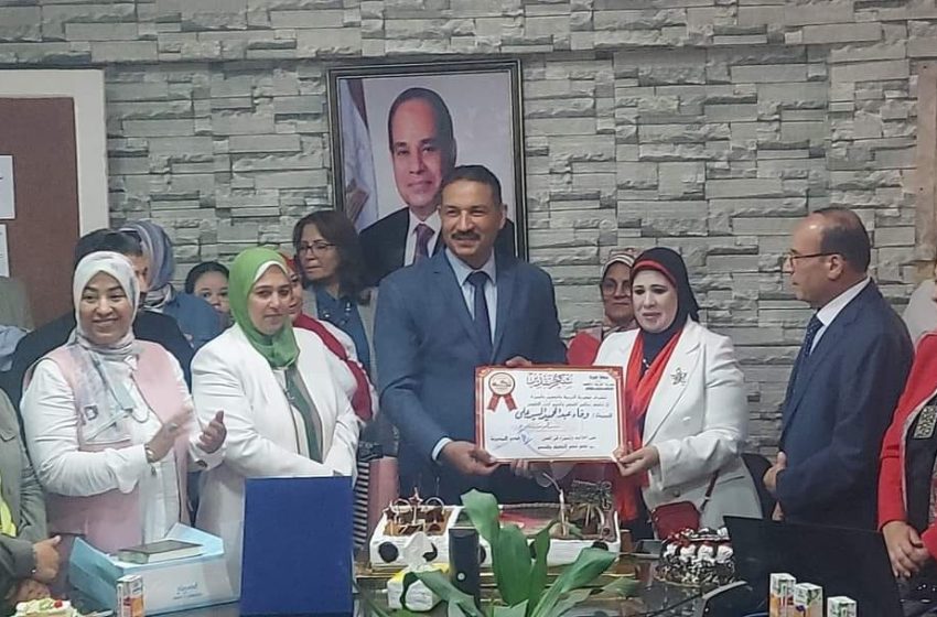 ” اشرف سلومة ” وكيل التعليم .. يكرم “وفاء عبد الحميد ” فى “يوم الوفاء ” بتعليم الجيزة