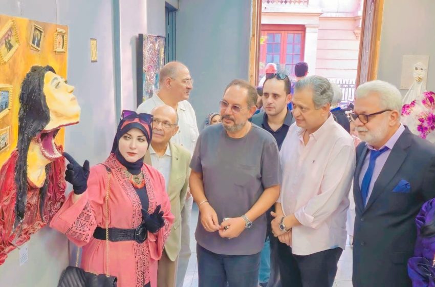 الفنان “كمال ابورية ” يبدى اعجابة بمعرض الفن التشكيلي لجمعية محبي الفنون .. ولوحات “رنا نادر ” تلفت الأنظار