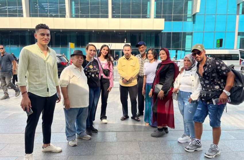 وفد من الفنانين والإعلاميين” المصريين” يستقبلون الفنان السعودي وفارس المدينه “احمد عصام ” بمطار القاهرة