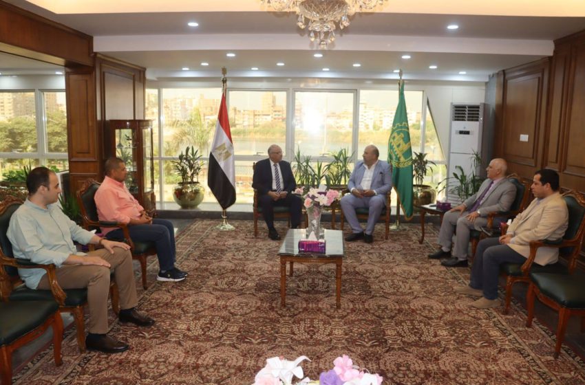 محافظ القليوبية يستعين بالدكتور إبراهيم كامل خبير التجميل والحروق للاطمئنان على المصاب الذى انقذ قريتة ببنها من الحريق