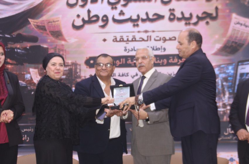   وزير التربية والتعليم الأسبق.. الدكتور جمال العربى يكرّم الكاتب الصحفي علي الجمال مدير تحرير الاهرام ورئيس تحريرحديث وطن