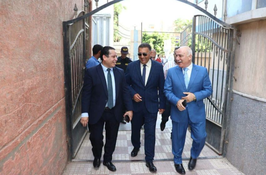  محافظ القليوبية ووكيل وزارة الصحة ومديرعام بنها التعليمى يتفقدون العيادات الخارجية بالمستشفى
