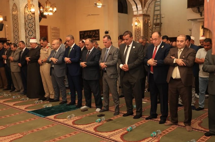  الدكتور أحمد الأنصاري محافظ الجيزة و النائب عمرو رشاد عضو مجلس الشيوخ يحتفلون بالمولد النبوي الشريف بمسجد المحروسة  
