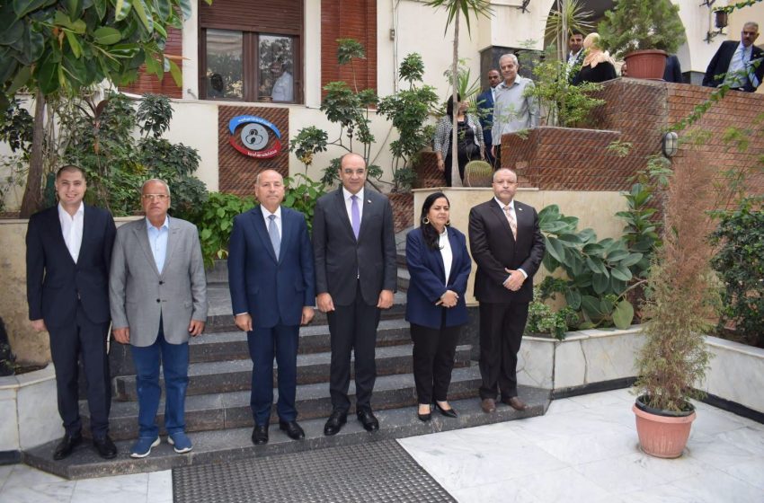  محافظ القاهرة يهنئ رئيس هيئة التأمين الصحي بتوليه منصبه ويؤكد دعم جهود الارتقاء بالخدمات الصحية