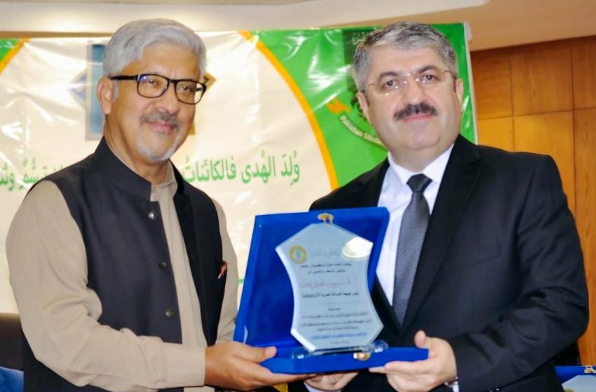      تقديرا لجهوده في خدمة الطلاب الباكستانيين ..  السفير الباكستاني بالقاهرة يكرّم الدكتور سيمور نصيروف 